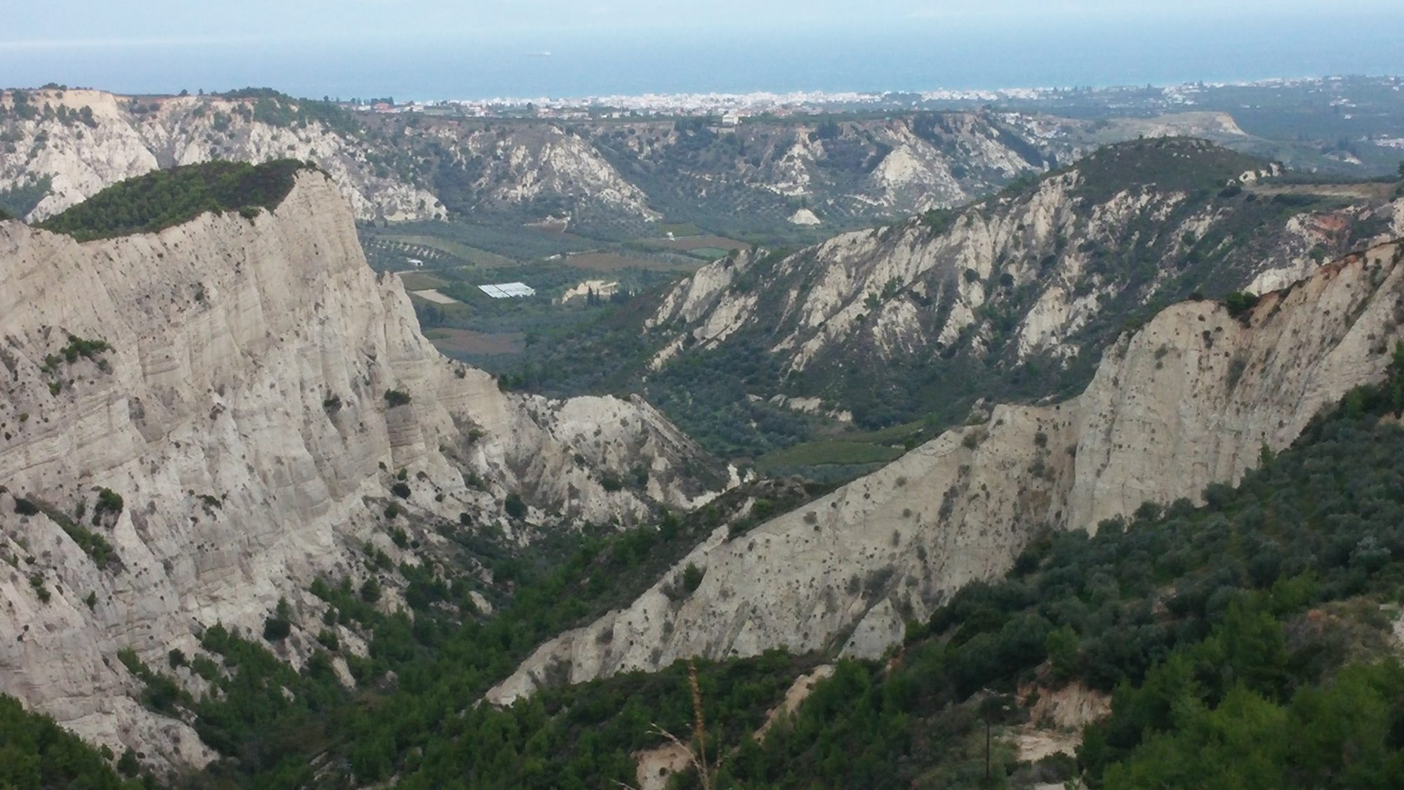 Θέα από τους λόφους της Κορινθίας προς τον Κορινθιακό κόλπο